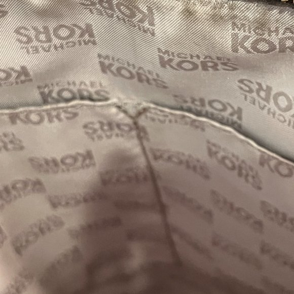 Michael Kors MK Signature and authentic Shoulder Tote Bag - Picture 11 of 16